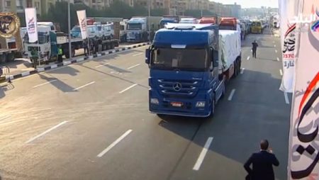 بمشاركة مؤسسة أبو العينين الخيرية.. أحمد موسى يعلق على إطلاق أكبر قافلة مساعدات إنسانية لأهالي غزة