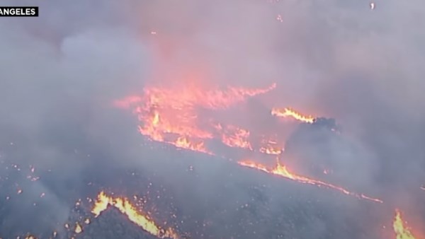 إخلاء جماعي في لوس أنجلوس.. أكثر من 50 ألف شخص يهربون من حرائق الغابات