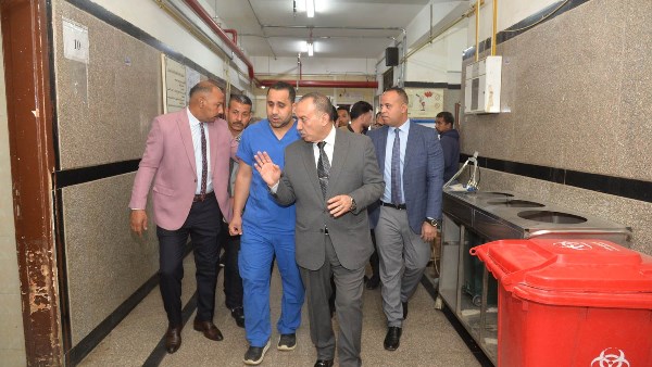 محافظ أسيوط يفاجئ العاملين بمستشفى الإيمان العام للوقوف على مستوى الخدمات المقدمة للمرضى