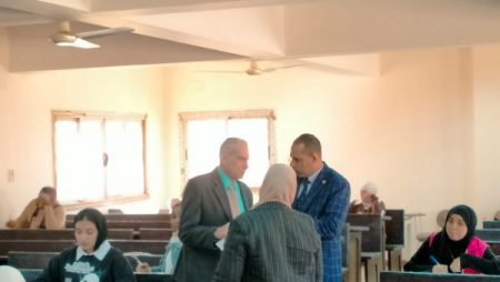 رئيس جامعة أسوان يتابع سير الامتحانات بكلية الأثار