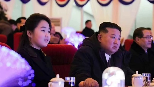 زعيم كوريا الشمالية يحضر احتفالات العام الجديد مع ابنته | شاهد