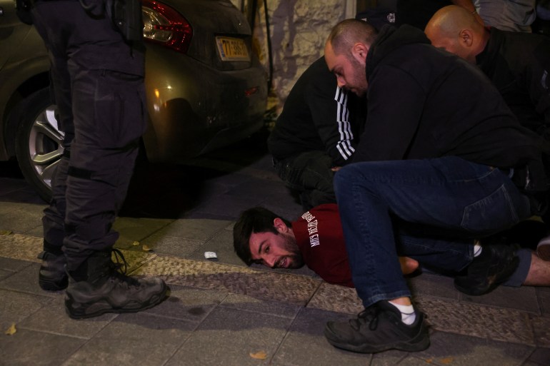 Police detain a protester as Israelis demonstrate outside Israeli Prime Minister Benjamin Netanyahu's Jerusalem residence after he sacked his defense minister, Yoav Gallant, citing lack of trust, in Jerusalem November 5, 2024. REUTERS/Ronen Zvulun