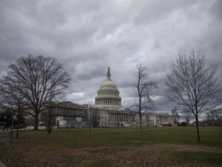 لأول مرة منذ 40 عاما.. رئيس أميركي يضطر لأداء القسم داخل الكابيتول