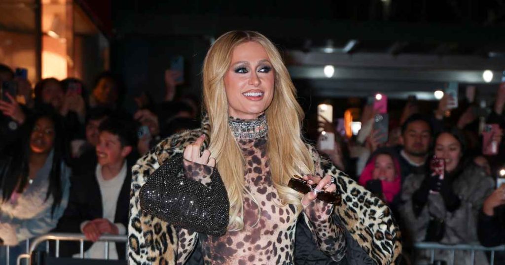 باريس هيلتون يقول إن ابنه فينيكس، البالغ من العمر عامين، يريد أن يصبح رجل إطفاء بعد أن دمرت حرائق الغابات منزلهم في ماليبو