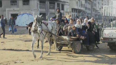 آلاف النازحين يواصلون العودة لشمال القطاع رغم الصعاب