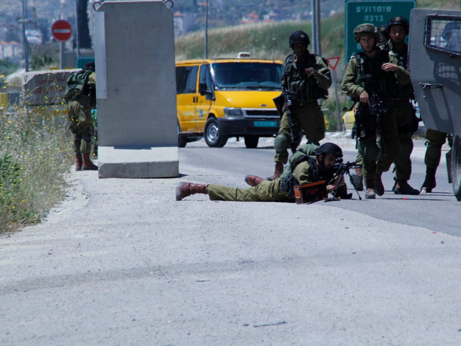 الاحتلال يعتدي على طاقم إسعاف ويقتحم مناطق بالضفة