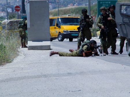 الاحتلال يعتدي على طاقم إسعاف ويقتحم مناطق بالضفة