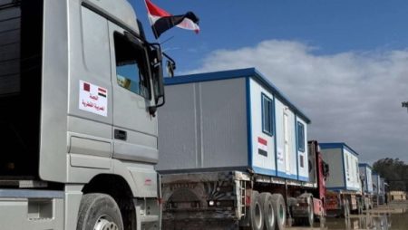 في طريقها لغزة.. عبور أول دفعة من المنازل المتنقلة إلى معبر كرم أبو سالم