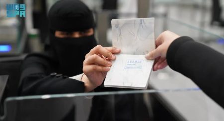 «الداخلية» تطلق ختمًا خاصًا للقادمين عبر مطار الملك خالد الدولي