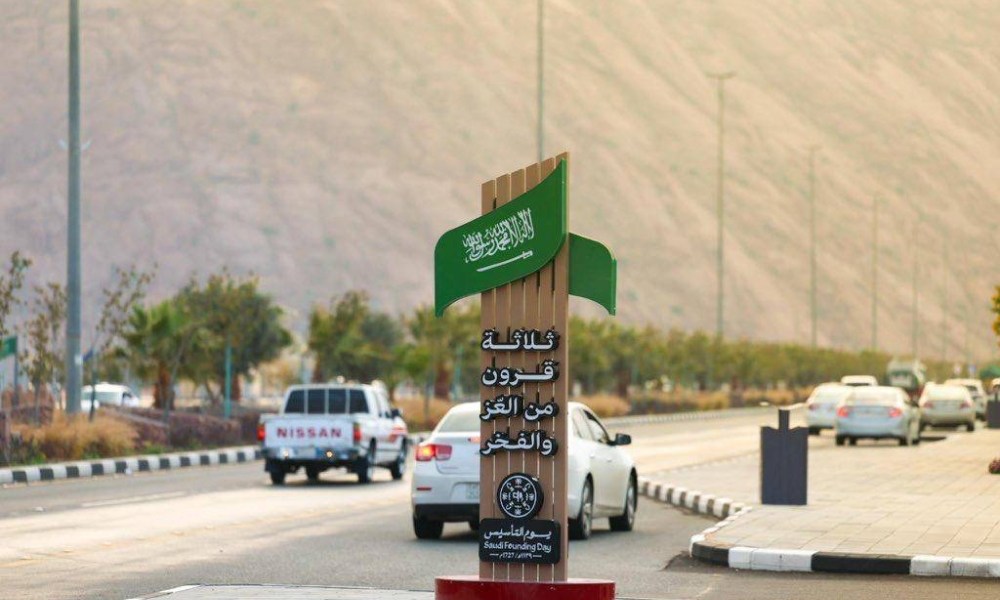 ميادين وطرق حائل تتزيّن بهوية يوم التأسيس