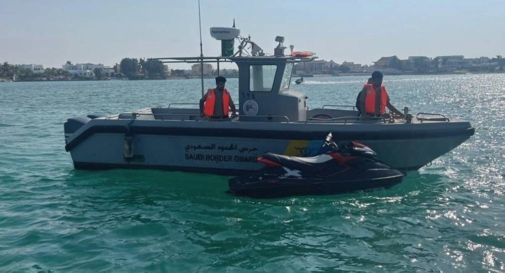 «حرس الحدود» بمكة ينقذ مواطناً تعطلت واسطته البحرية في عرض البحر