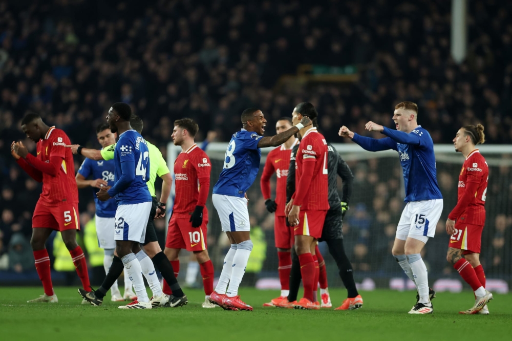 ليفربول ينشد الهدوء بعد عاصفة إيفرتون بغوديسون بارك