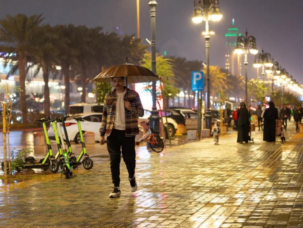 إنذار أحمر وأمطار غزيرة.. الدفاع المدني يحذر من طقس الرياض