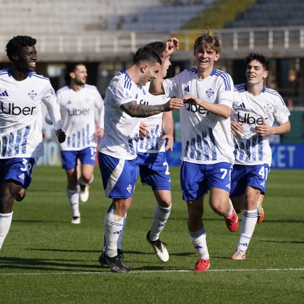 كومو يهزم فيورنتينا في عقر داره ويدخل المنطقة الدافئة بالدوري الإيطالي