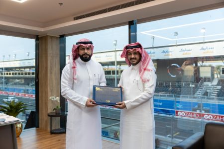 منتدى الاستثمار الرياضي يسلم شارة SIF لشركة رياضة المحركات السعودية