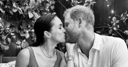 تنتشر النجوم الحب في عيد الحب 2025: كيف كانت أمي الجديدة ليلي كولينز وأكثر تحتفل بها