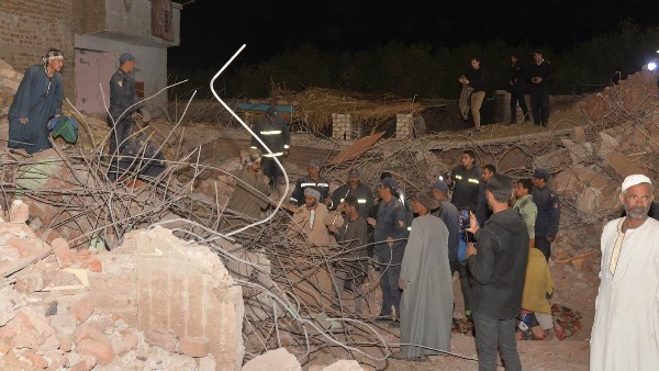 بعد ساعات من البحث.. الحماية المدنية تعثر على جثة الطفلة “مكة” أسفل أنقاض منزل أسيوط المنهار