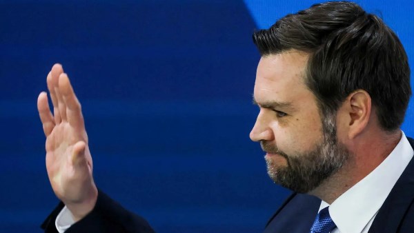 لا مجال للحواجز النارية.. نائب ترامب يهدد التحالف الأمريكي الأوروبي