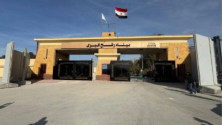 معبر رفح يستقبل 50 مصابا فلسطينيا لتلقي العلاج في مصر