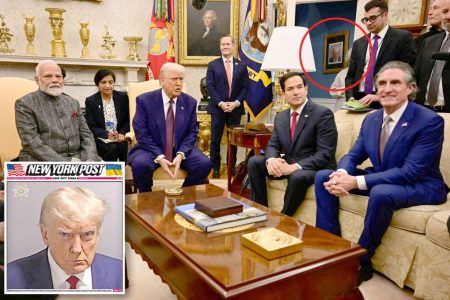 الصفحة الأولى من Post's Front من Trump Mug Shot يزينون الجدار خارج المكتب البيضاوي