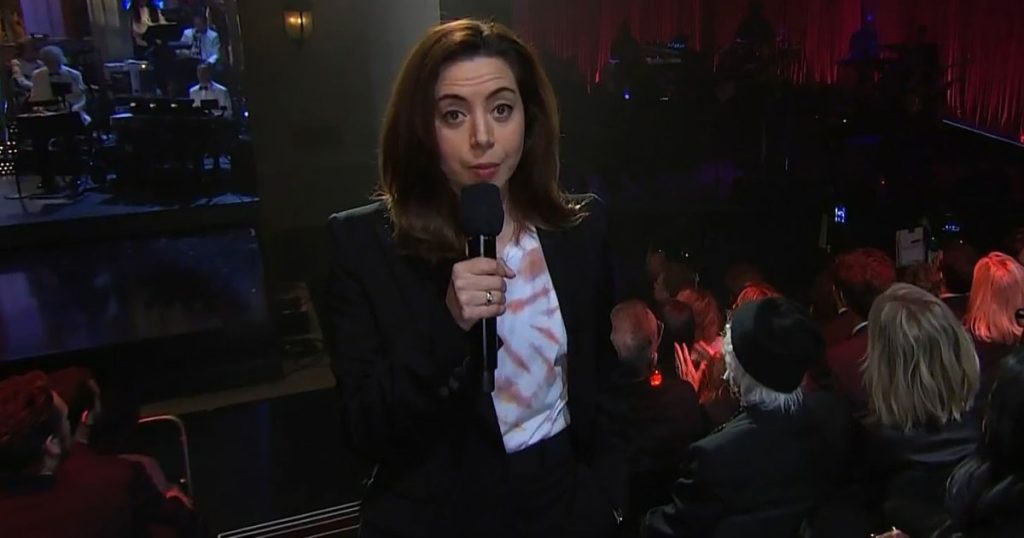 أوبري بلازا يظهر المظهر العام الأول بعد وفاة الزوج في “SNL 50” خاص