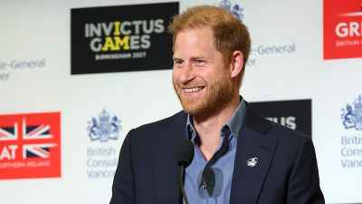 تزلج التزلج على الجليد الأعمى في Invictus Games لحظة الترابط مع الأمير هاري