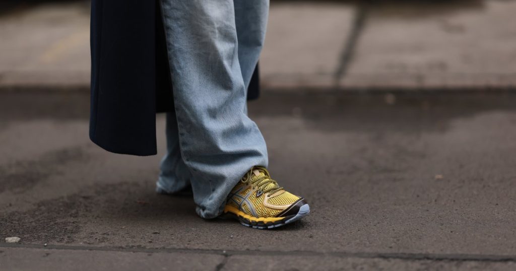 تحيات الموسم! 13 أحذية رياضية عصرية لتدخل في الربيع بأناقة