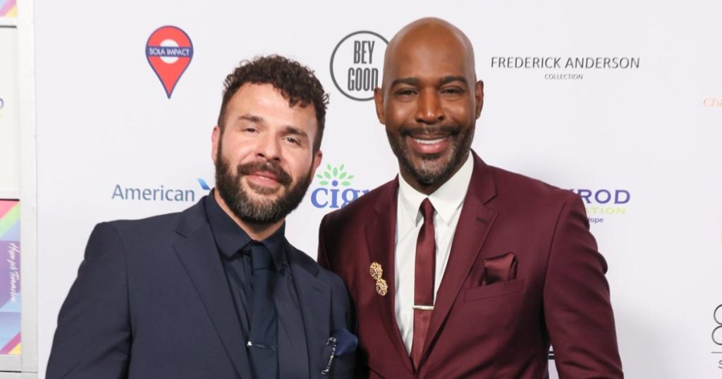 نجم “Queer Eye” كارامو براون السابق كارلوس ميدل يؤكد الانقسام: “هذا العام أنا عازب”