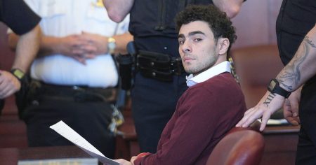 أكثر كلمات لويجي مانجيون غير مفيدة حول الدراما القانونية من التحقيق في Discovery's Tell-All Doc