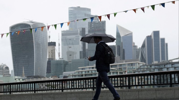 ينقسم المستثمرون على المدى الطويل مع مديري الأصول على مخاطر المناخ