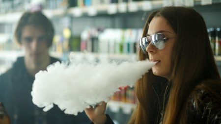 إنه سيء للغاية على جانب البيع ، حتى الخفافيش يدفع لبحثه الخاص