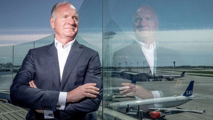 تحتاج المملكة المتحدة إلى إصلاح السفر الجوي إذا كانت تريد مدرج هيثرو الثالث ، كما يقول مدرب المطار