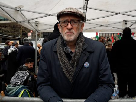 كوربين للجزيرة نت: على بريطانيا أن تندد بدعوى ترامب للتهجير