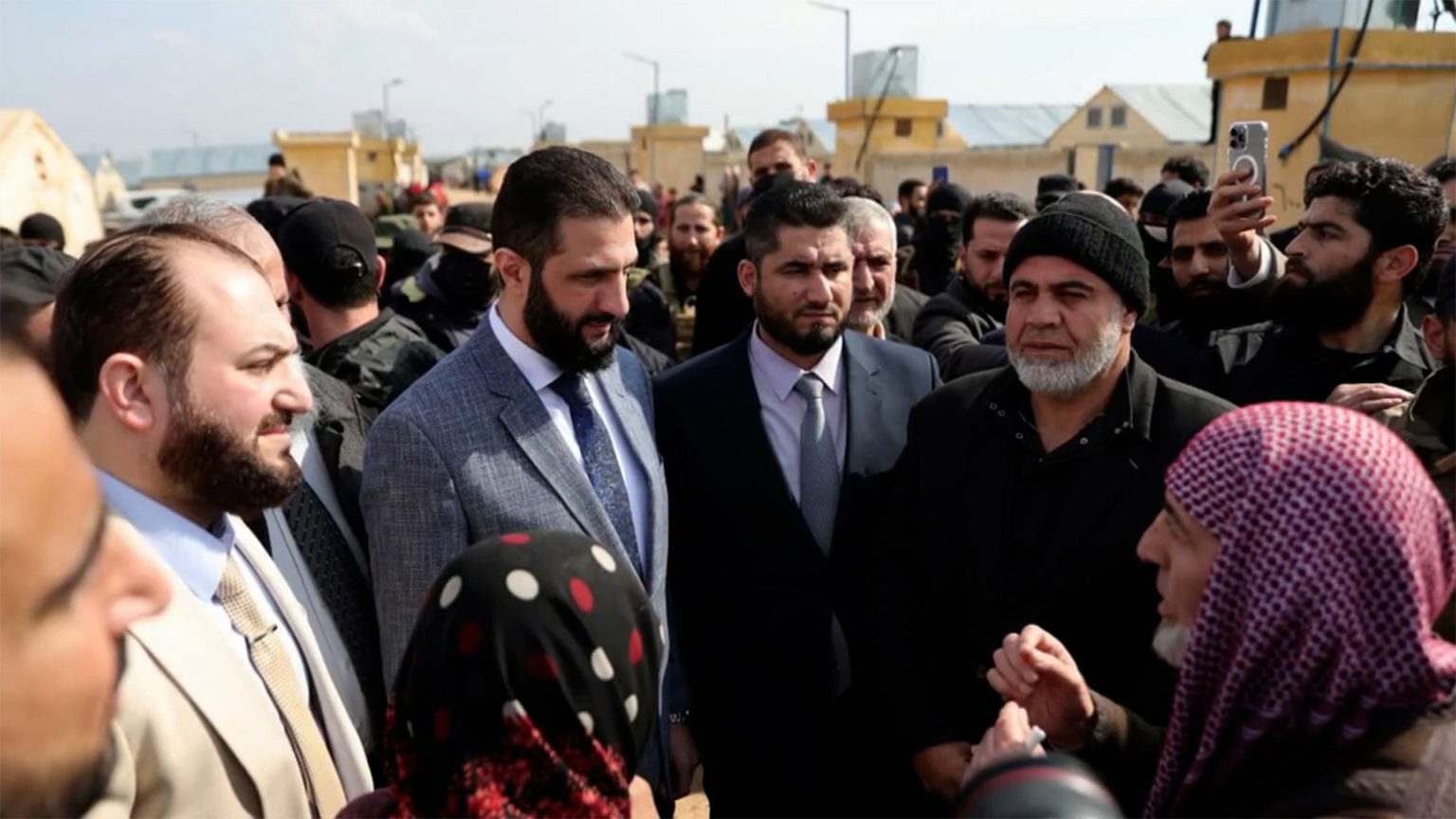 خطوة موفقة ورسائل إيجابية.. هكذا وصف مغردون جولة الشرع بمحافظات سورية