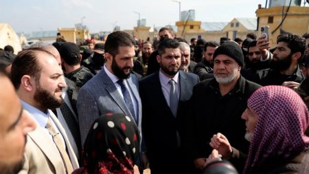 خطوة موفقة ورسائل إيجابية.. هكذا وصف مغردون جولة الشرع بمحافظات سورية