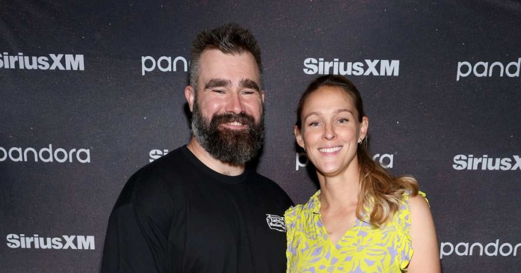 تكشف كايلي وجيسون كيلس من هو أقل رومانسية بينهما ، هدية عيد الميلاد الحلوة جيسون