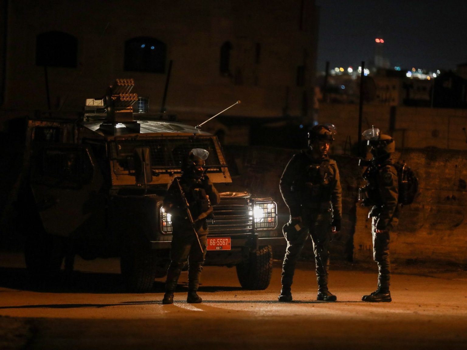 جريح واعتقالات بالضفة واعتداءات جديدة للمستوطنين