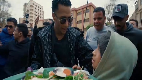 منحه 50 ألف جنيه.. محمد رمضان لطفل يعمل في محل: هتبقى يوسف ساويرس