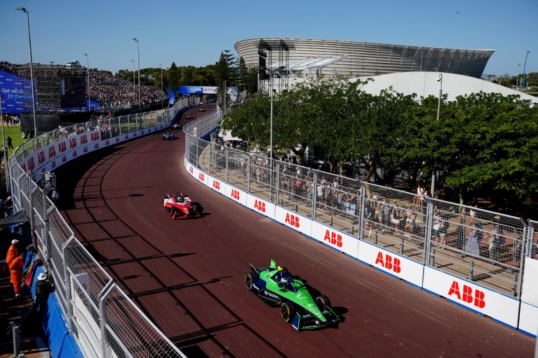 Motorsport - Formula E - Cape Town Eprix - Cape Town ، جنوب إفريقيا - 25 فبراير ، 2023 Nick Cassidy و Nissan Formula E Team Sacha Fenestraz أثناء العمل أثناء سباق رويترز/نيك بوتما