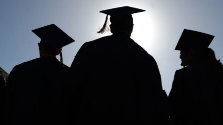 387 ألف مستفيد.. جامعة الملك خالد تدشن مشروع “مبادرون”