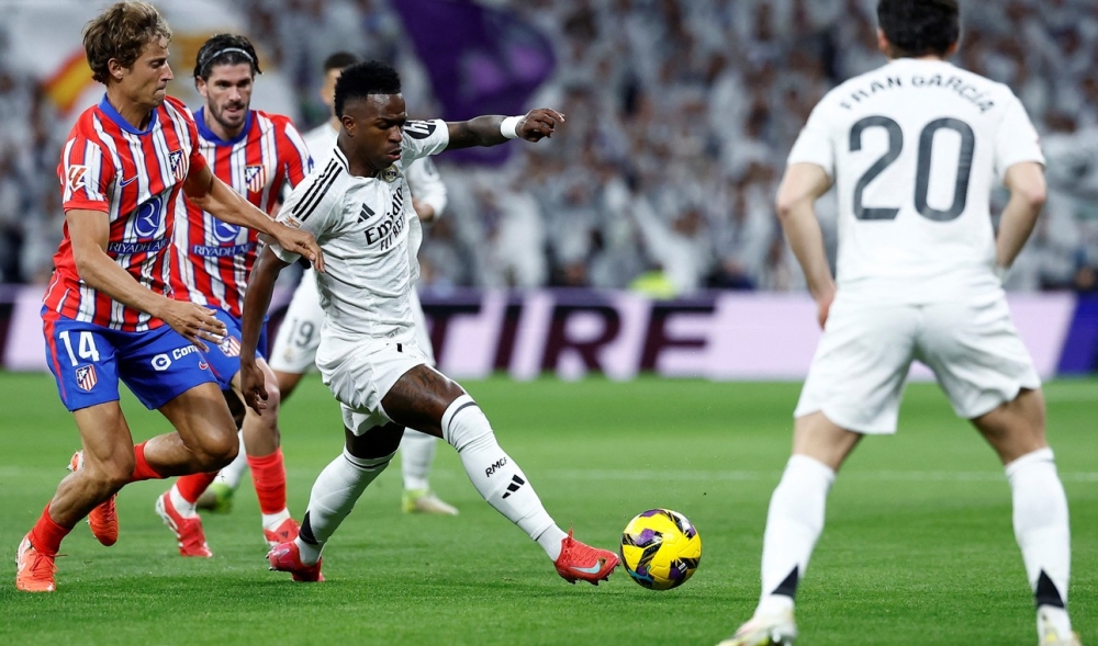 قطبا مدريد يخوضان دربيان في سباقهما على اللقب وسط صراعهما في دوري الأبطال