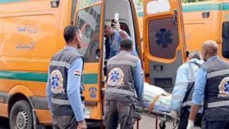 إصابة 5 أشخاص في حادث انقلاب سيارة ميكروباص بطريق أسوان/أبوسمبل البرى