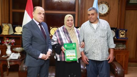 محافظ كفرالشيخ يُسلم 13 عقدًا للمستفيدين من تقنين أملاك الدولة