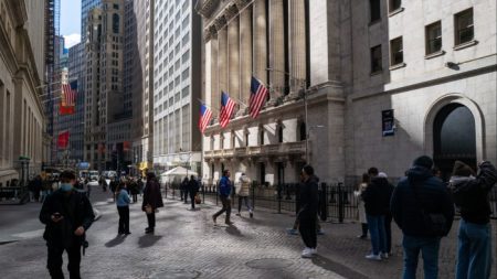 تتقلص صناعة الأسهم الخاصة لأول مرة منذ عقود