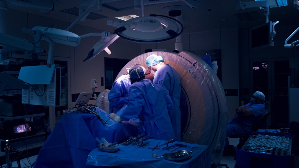 منظار طبي ينهي معاناة عشرينية من ألم الفقرات العنقية بطبية مكة