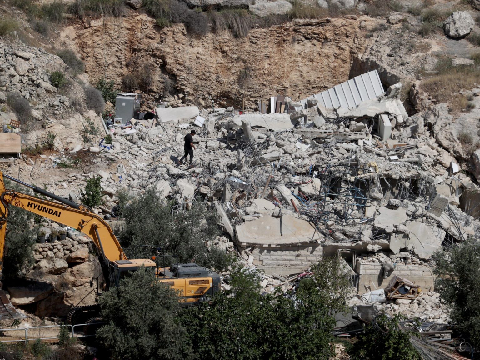 الاحتلال يقتحم بلدة الرام ويستعد لتفجير منزل شهيد