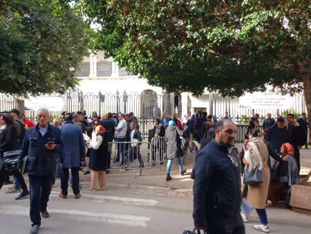 محاكمة صورية.. أمنستي: الإدانات الجماعية بتونس لمعارضين لحظة خطيرة