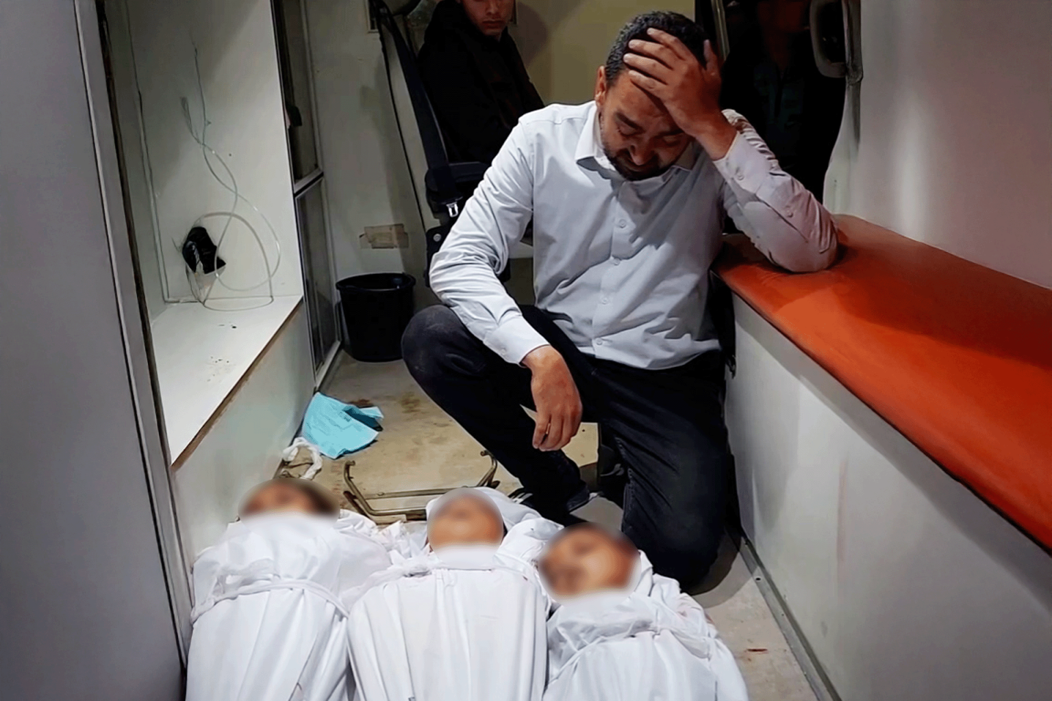 مراسل الجزيرة بغزة يودّع أفرادا من عائلته استشهدوا بقصف إسرائيلي