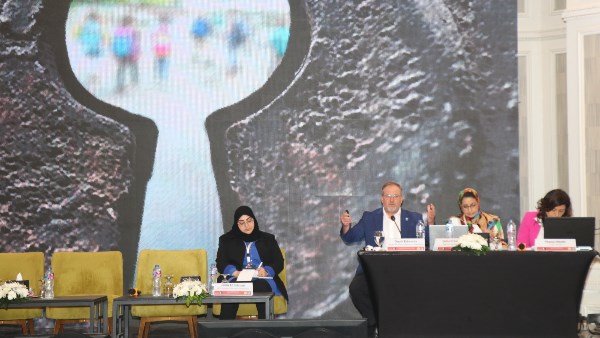 بلا مشاعر وقيم.. مسؤول يحذر من تحويل الطلاب إلى آلات بسبب التكنولوجيا