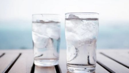 أضرار وخيمة لتناول الماء المثلج.. احذر هذه العادة